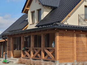 Taras z grubego drewna wykonany przez frimę budowlaną w Gdańsku i okolicach Kolbud, Kościerzyny